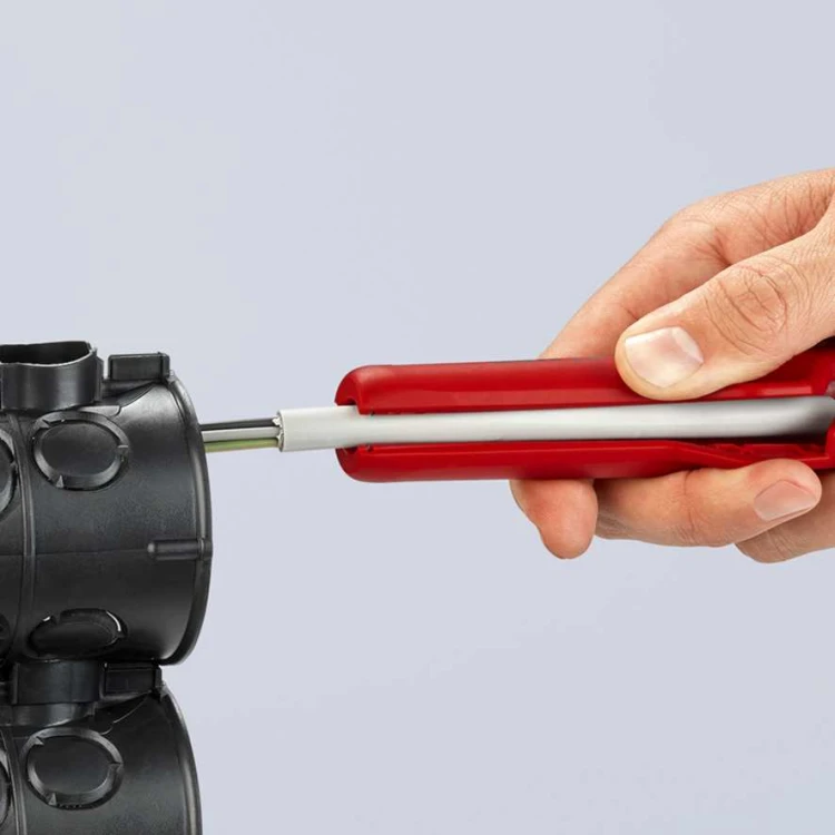 Knipex 16 80 175 SB podczas zdejmowania zewnętrznej izolacji z przewodu
