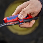 Knipex ErgoStrip PV 16 95 03 SB podczas zdejmowania zewnętrznej izolacji przewodu