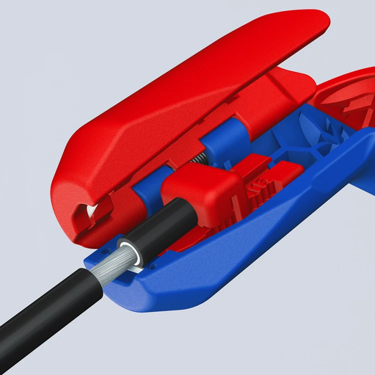 Knipex 16 95 03 SB podczas przygotowywania przewodu do dalszego montażu