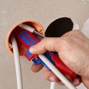Knipex ErgoStrip PV podczas zdejmowania izolacji przewodu w puszce instalacyjnej