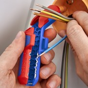 Knipex 16 95 03 SB podczas odizolowywania pojedynczej żyły przewodu elektrycznego