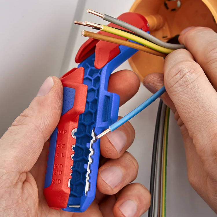 Knipex 16 95 03 SB podczas odizolowywania pojedynczej żyły przewodu elektrycznego