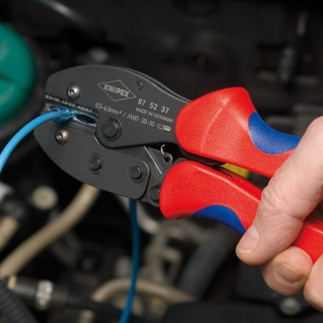 Praska Knipex PreciForce 97 52 42 do zaciskania styków MC4 na przewodach fotowoltaicznych 4–6 mm² podczas pracy