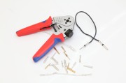 Praska Knipex do okrągłych styków PIN z przykładowymi końcówkami i przewodami elektrycznymi – zastosowanie modelu 97 52 63