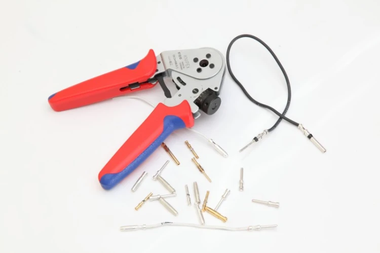 Praska Knipex do okrągłych styków PIN z przykładowymi końcówkami i przewodami elektrycznymi – zastosowanie modelu 97 52 63