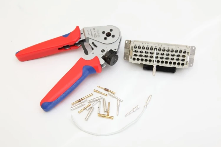 Szczypce zagniatające Knipex do styków PIN obok złącza wielopinowego i końcówek elektrycznych – zastosowanie serii 97 52