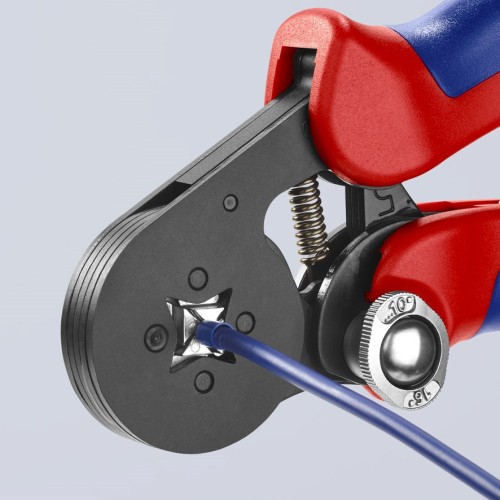 Praska Knipex 97 53 04 podczas czworokątnego zagniatania tulejki kablowej na niebieskim przewodzie