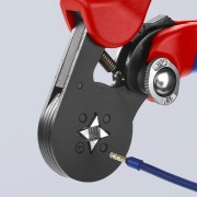 Czworokątna matryca szczypiec Knipex 97 53 04 oraz niebieski przewód z zaciśniętą tulejką kablową