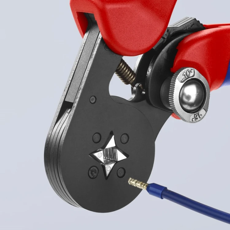 Czworokątna matryca szczypiec Knipex 97 53 04 oraz niebieski przewód z zaciśniętą tulejką kablową