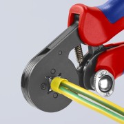 Praska samonastawna Knipex 97 53 04 podczas zaciskania podwójnej tulejki Twin na dwóch przewodach