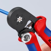 Szczypce Knipex 97 53 14 podczas sześciokątnego zagniatania tulejki na niebieskim przewodzie elektrycznym