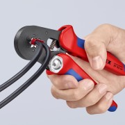 Knipex 97 53 14 podczas zagniatania podwójnej tulejki Twin na dwóch czarnych przewodach elektrycznych