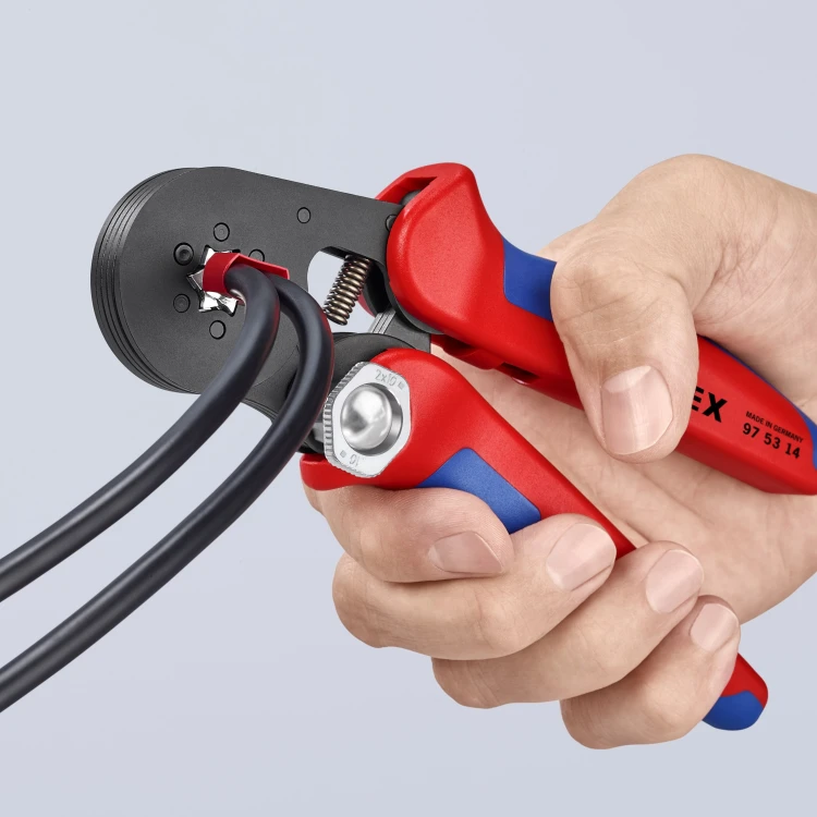 Knipex 97 53 14 podczas zagniatania podwójnej tulejki Twin na dwóch czarnych przewodach elektrycznych