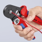 Praska samonastawna Knipex 97 53 14 podczas zaciskania małej tulejki kablowej na czerwonym przewodzie