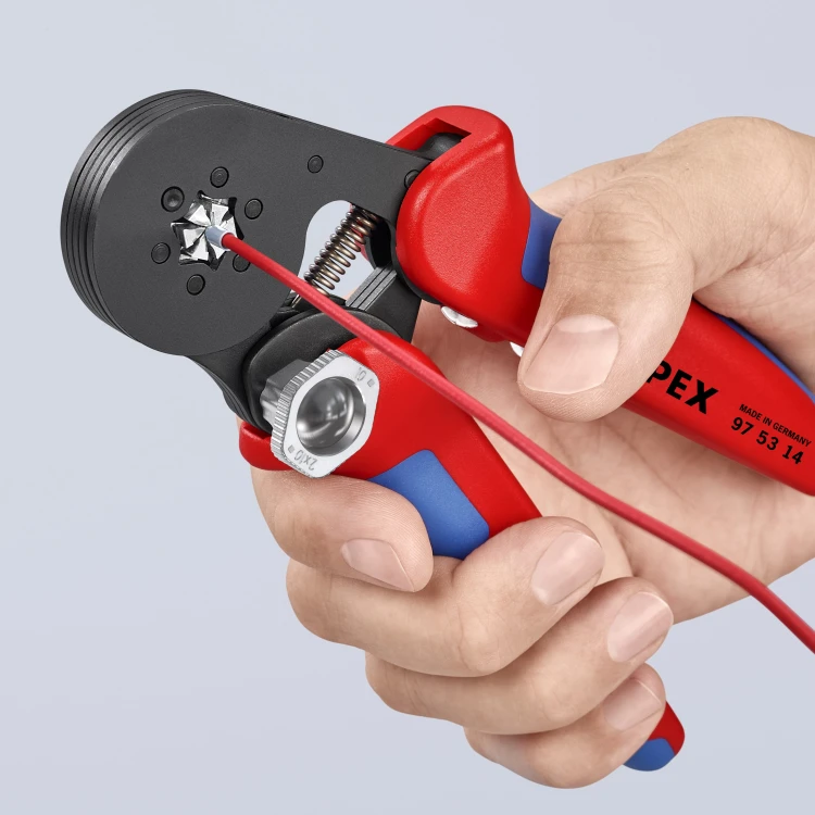 Praska samonastawna Knipex 97 53 14 podczas zaciskania małej tulejki kablowej na czerwonym przewodzie