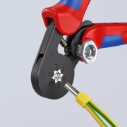 Knipex 97 53 14 z sześciokątną matrycą obok podwójnej tulejki na żółto-zielonych przewodach