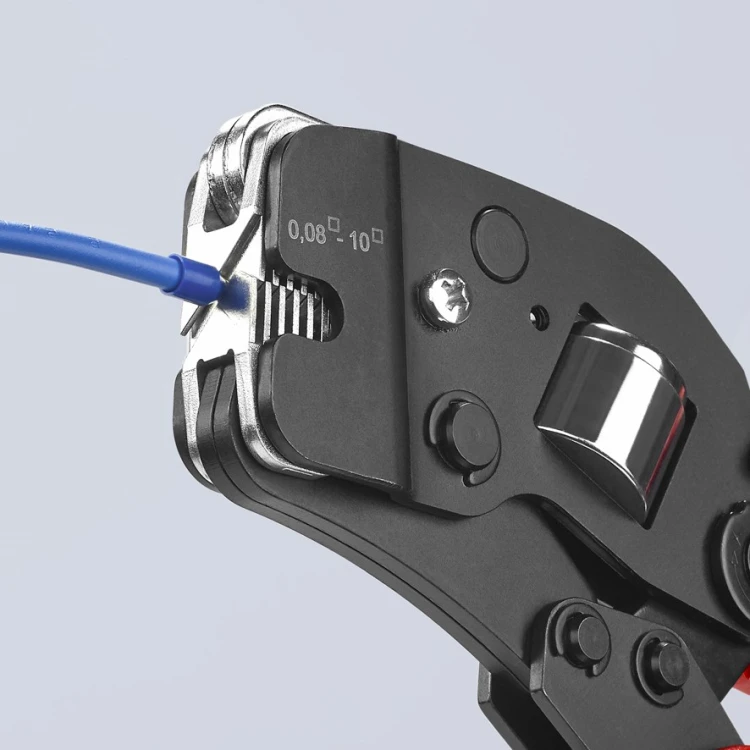 Boczne wprowadzanie tulejki kablowej do matrycy szczypiec zagniatających Knipex 97 53 08