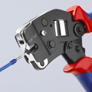 Mechanizm zagniatający szczypiec Knipex 97 53 09 z czołowym gniazdem do tulejek kablowych – zbliżenie