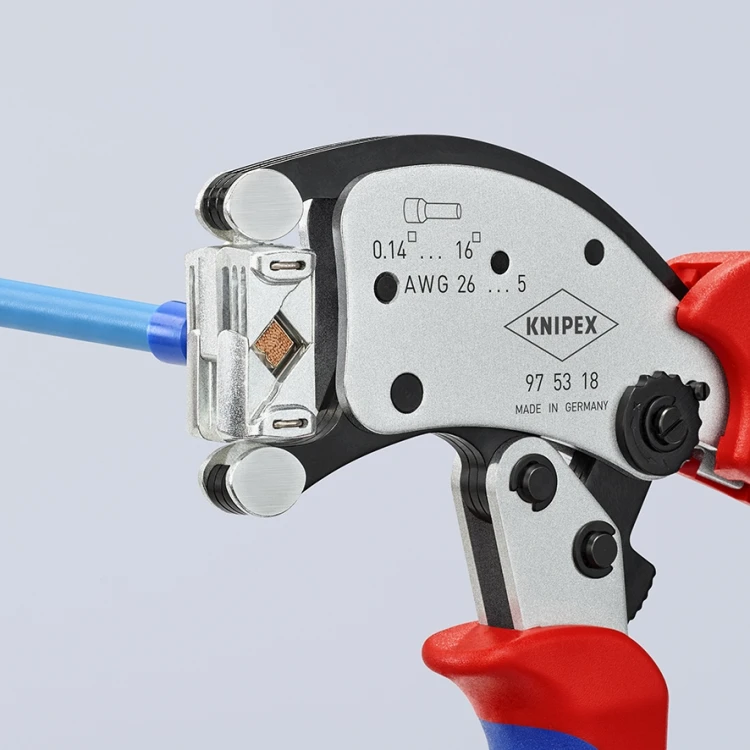 Praska Knipex 97 53 18 Twistor 16 – zbliżenie głowicy zaciskowej z niebieskim przewodem i tulejką kablową