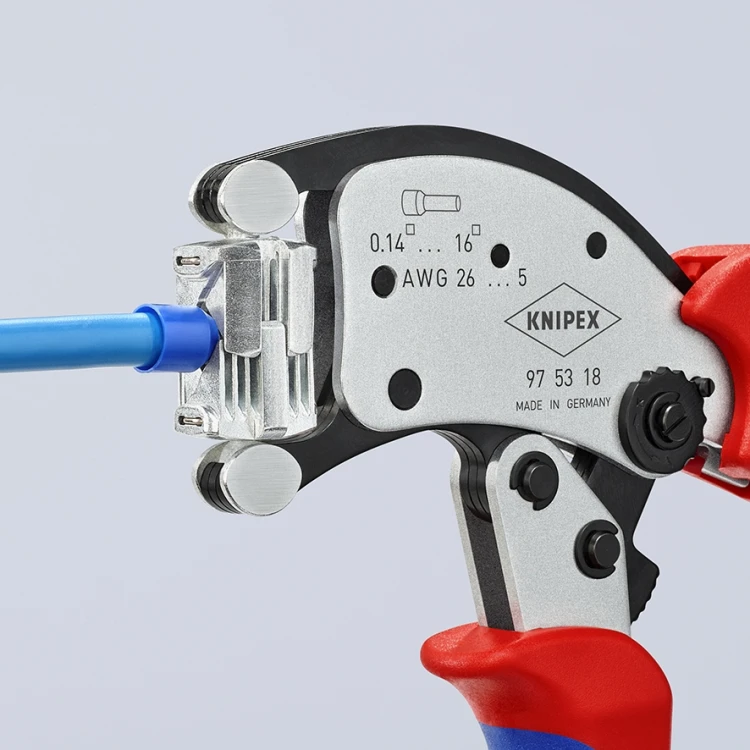 Szczypce Knipex Twistor 16 97 53 18 podczas czworokątnego zagniatania tulejki na niebieskim przewodzie elektrycznym