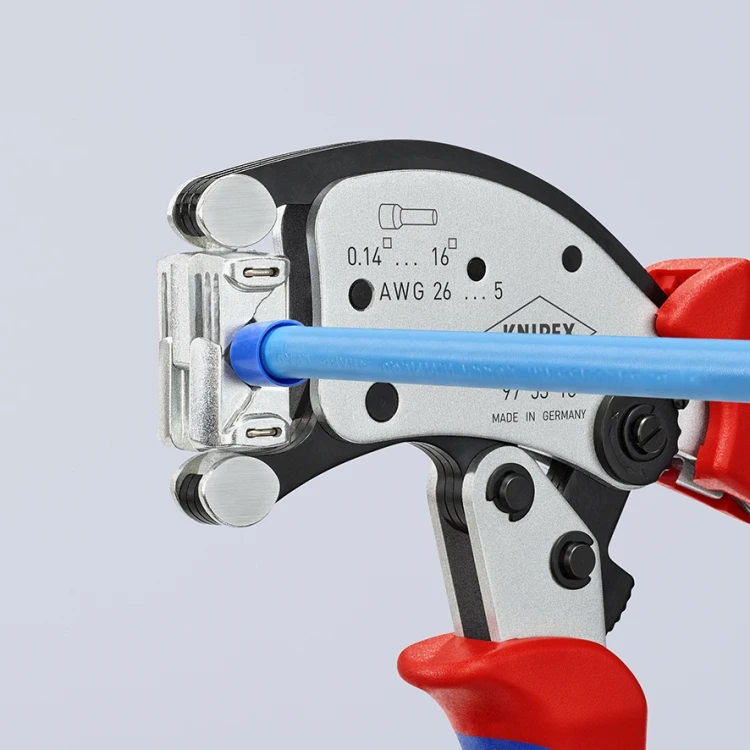 Knipex Twistor 16 97 53 18 – boczne wprowadzanie niebieskiego przewodu z tulejką do obrotowej głowicy zaciskowej