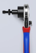 Knipex 97 52 67 DT – zbliżenie mechanizmu zagniatającego i regulowanego pozycjonera styków