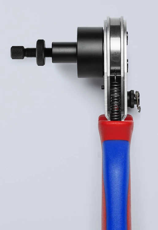 Knipex 97 52 67 DT – zbliżenie mechanizmu zagniatającego i regulowanego pozycjonera styków