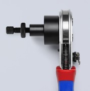 Knipex 97 52 67 DT – boczny widok pozycjonera oraz mechanizmu czteropunktowego zagniatania styków