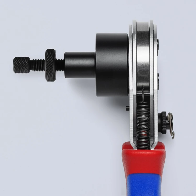 Knipex 97 52 67 DT – boczny widok pozycjonera oraz mechanizmu czteropunktowego zagniatania styków
