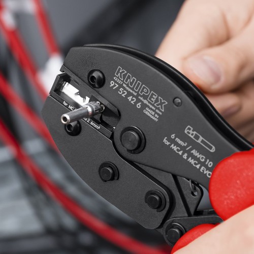 Praska Knipex 97 52 42 6 podczas zagniatania metalowego styku złącza MC4 – zbliżenie na matrycę