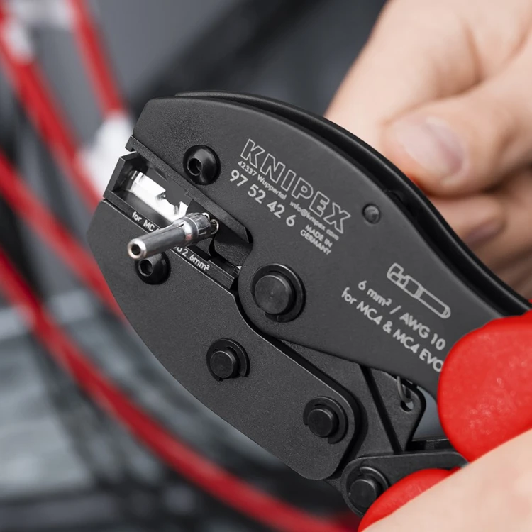 Praska Knipex 97 52 42 6 podczas zagniatania metalowego styku złącza MC4 – zbliżenie na matrycę