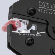 Matryca zagniatająca Knipex 97 52 42 6 do złączy MC4 i MC4 EVO 2 – zbliżenie na przewód 6 mm²