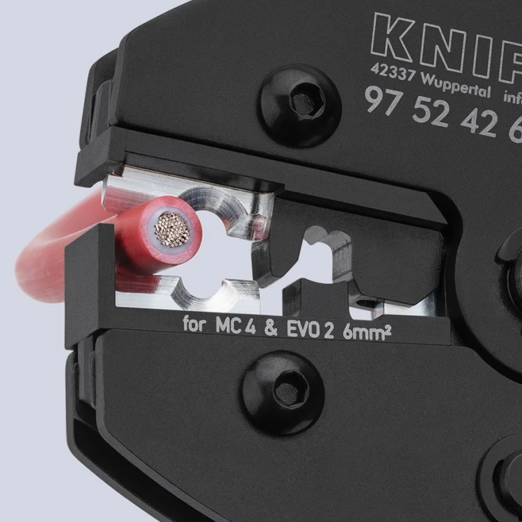 Matryca zagniatająca Knipex 97 52 42 6 do złączy MC4 i MC4 EVO 2 – zbliżenie na przewód 6 mm²
