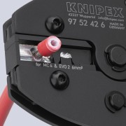 Przewód fotowoltaiczny z odsłoniętymi żyłami przy matrycy szczypiec Knipex 97 52 42 6