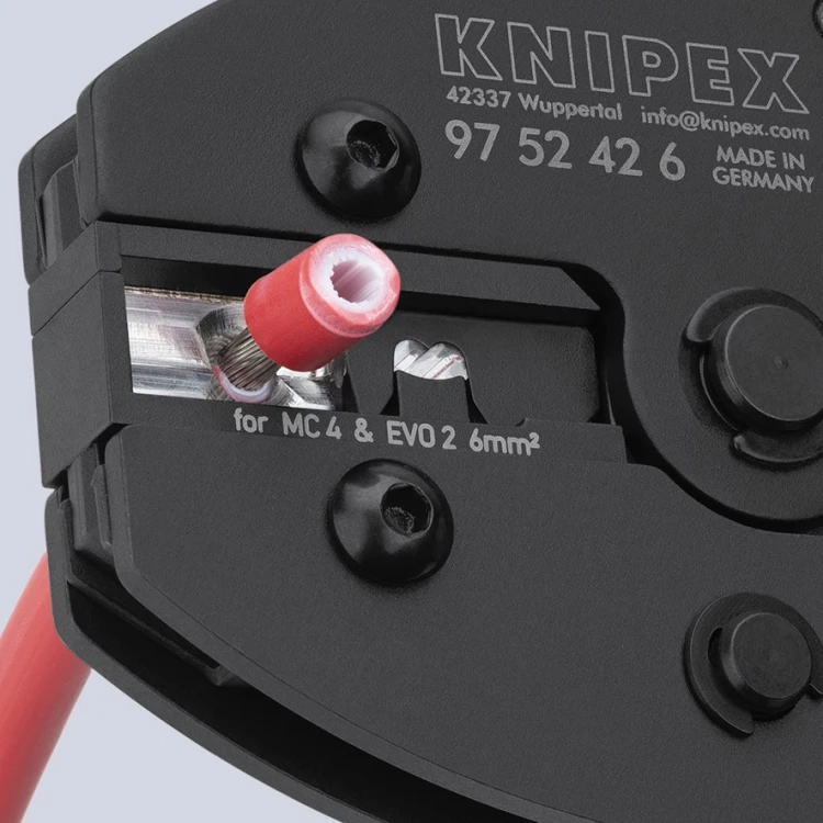 Przewód fotowoltaiczny z odsłoniętymi żyłami przy matrycy szczypiec Knipex 97 52 42 6