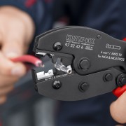 Praska Knipex 97 52 42 6 z metalowym stykiem MC4 ustawionym w matrycy przed zagniataniem przewodu