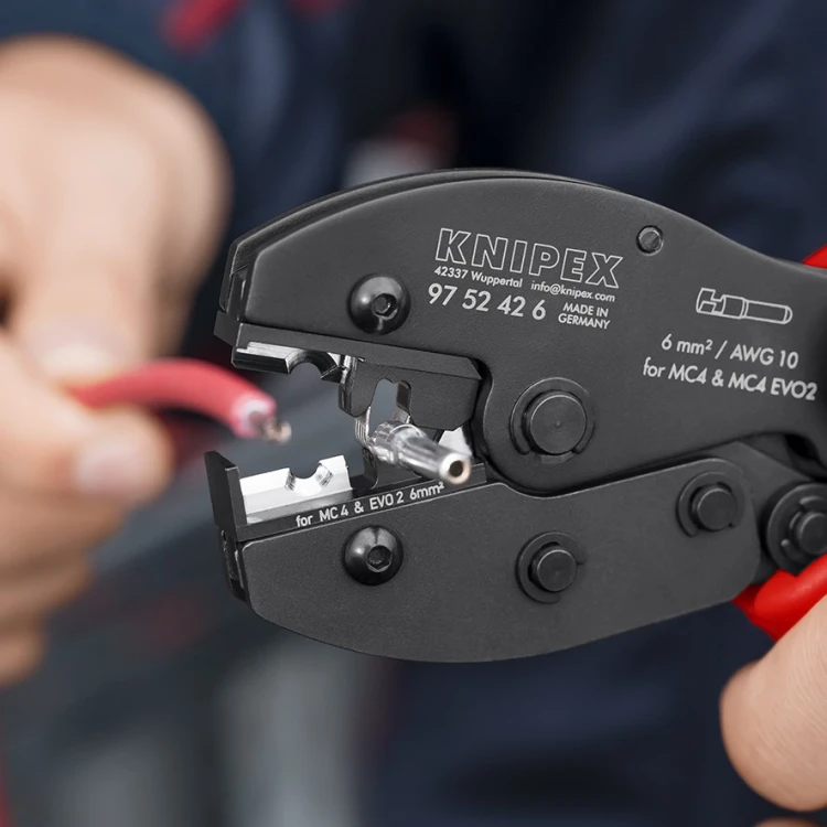 Praska Knipex 97 52 42 6 z metalowym stykiem MC4 ustawionym w matrycy przed zagniataniem przewodu