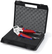 Praska cyfrowa Knipex 97 52 63 DG A w otwartej walizce transportowej z wkładem ochronnym