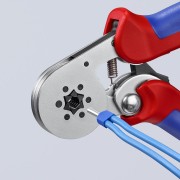 Szczypce zagniatające Knipex 97 55 14 – boczne wprowadzanie podwójnej tulejki Twin na niebieskich przewodach