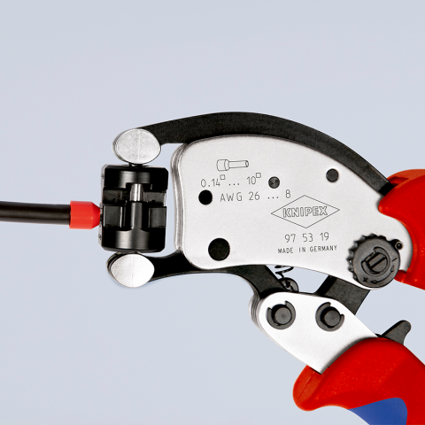 Praska Knipex 97 53 19 z obrotową głowicą zaciskową podczas zagniatania tulejki na czarnym przewodzie
