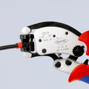 Szczypce samonastawne Knipex Twistor T 97 53 19 – zbliżenie głowicy i mechanizmu obrotowego