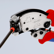 Praska Knipex Twistor T 97 53 19 z obróconą głowicą podczas zaciskania tulejki kablowej