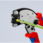 Praska samonastawna Knipex 97 53 19 podczas zaciskania tulejki na żółto-zielonym przewodzie elektrycznym