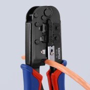 Szczypce Knipex 97 51 10 podczas zdejmowania izolacji z pomarańczowego przewodu