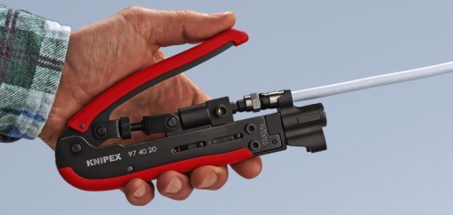 Przyrząd Knipex 97 40 20 SB podczas montażu złącza kompresyjnego na kablu koncentrycznym