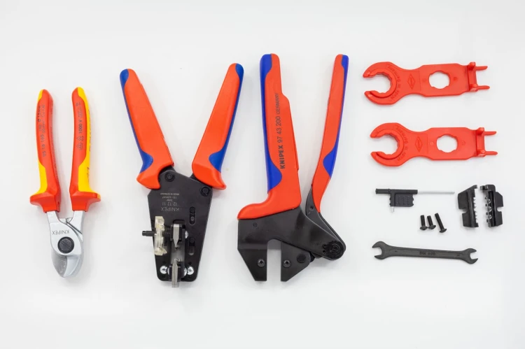 Wyposażenie zestawu fotowoltaicznego Knipex 97 91 01-BH nożyce do kabli ściągacz izolacji i praska