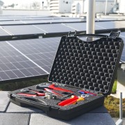 Profesjonalne narzędzia Knipex do montażu instalacji fotowoltaicznych w walizce przy panelach PV