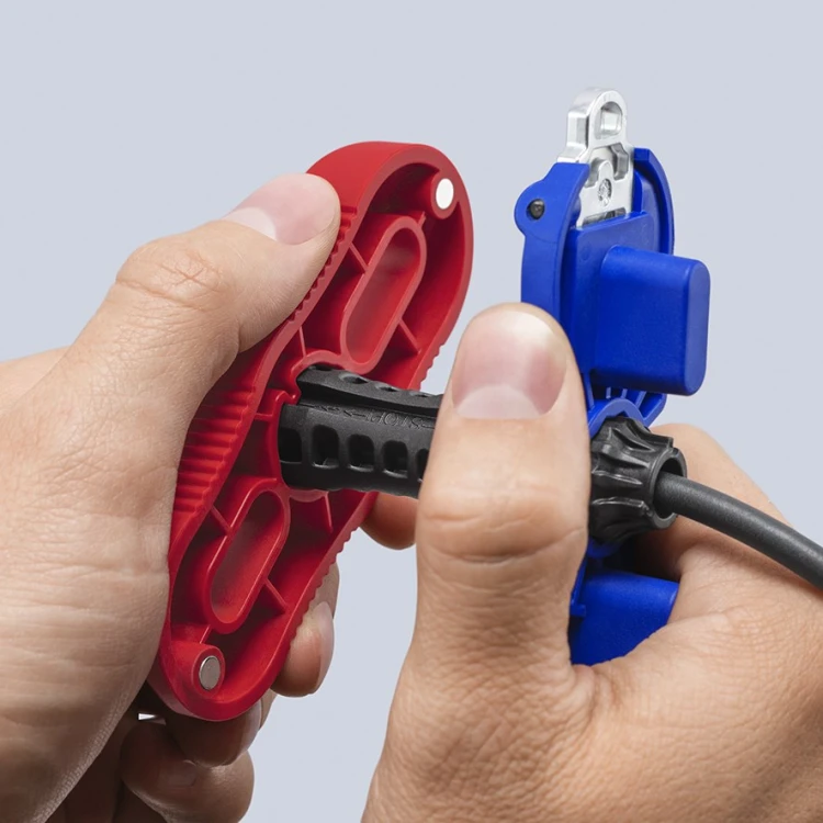 Zastosowanie zestawu Knipex 97 49 66 3 podczas montażu złącza kablowego instalacji PV