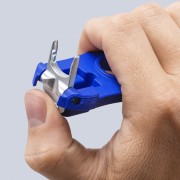 Zbliżenie metalowej końcówki narzędzia Knipex 97 49 66 3 do obsługi złączy MC4 EVO 2