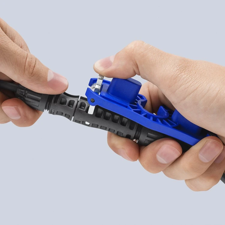 Niebieski przyrząd Knipex 97 49 66 3 podczas montażu złącza MC4 na przewodzie solarnym